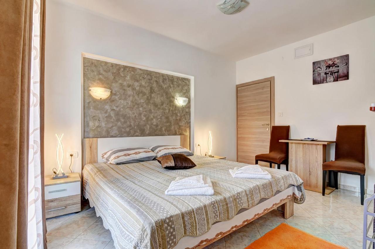 Apartments Kajfes Fažana Eksteriør bilde